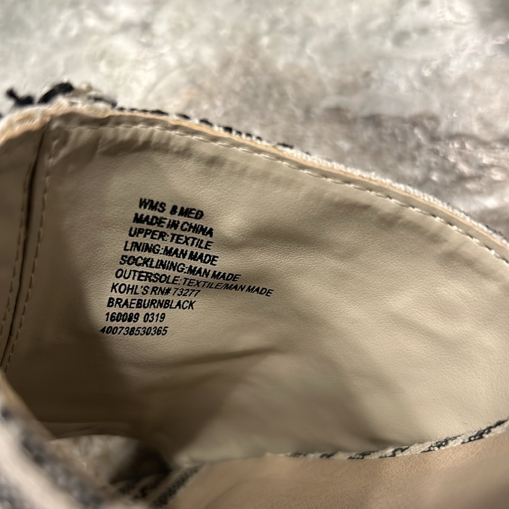 Simply Vera Wang slip on wedge.  Excellent condition - Picture 5 of 6